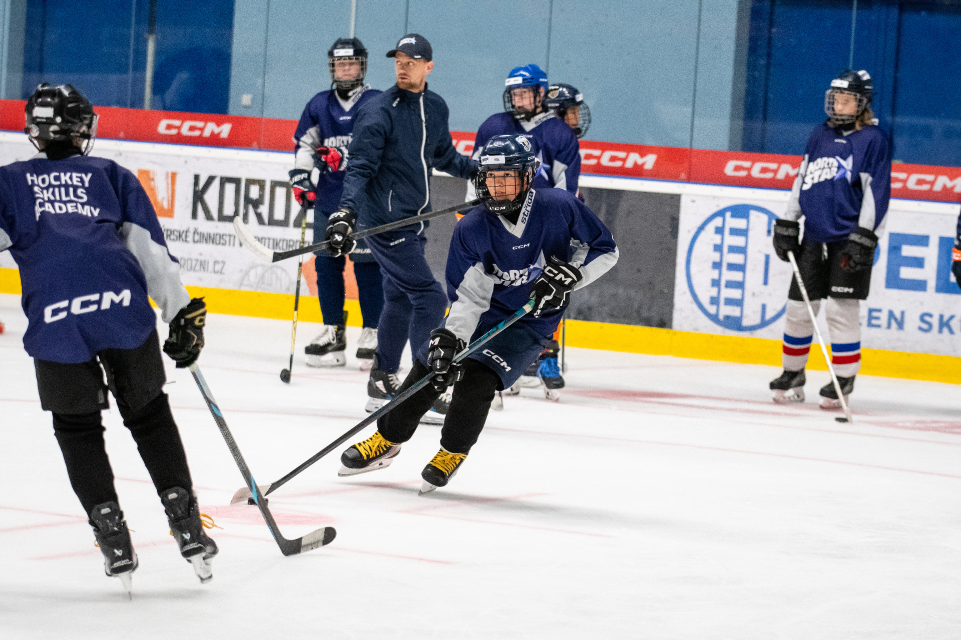 Lubomír Konečný na ledě s hráči NorthStar Academy